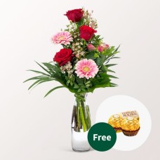 Blumenarrangement Herzwunsch Mit Vase und 2 Ferrero Rocher