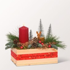 Rotes Arrangement in Holzkiste mit 2 Ferrero Rocher