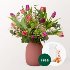 Blumenstrauß Frühlingsgewölbe mit Vase & 3 Ferrero Giotto