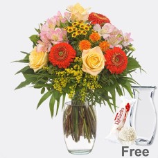 Blumenstrauß Herbststrahlen mit Vase &amp; Ferrero Raffaello