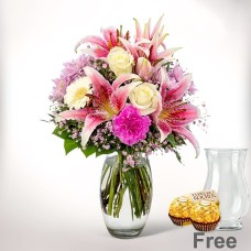 Blumenstrauß Glücksmoment mit Vase and Ferrero Raffaello