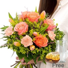 Blumenstrauß Fruhlingsherz Mit Vase Und Ferrero Raffaello