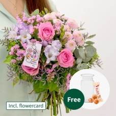 Zauberhafter Blumenstrauß mit Vase, 3 Ferrero Giotto und Blumenkarte