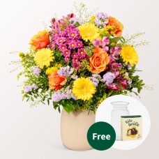 Blumenstrauß Blütenkuss mit Halloweenkugeln und Vase