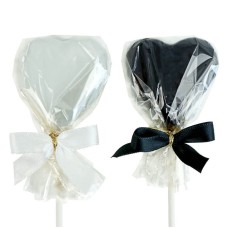 Herzförmige Cake Pops aus weißer und dunkler Schokolade (12 Stück)
