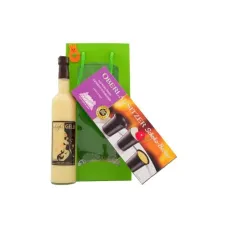 Schokoladenbecher und Likör in der Geschenktüte