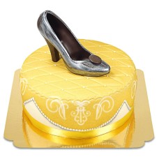 Goldener Deluxe-Kuchen mit Schokoladenschuh und Band