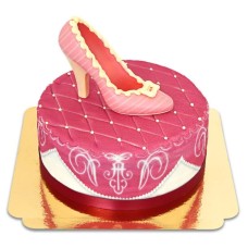 Rosa Deluxe-Kuchen mit Schokoladenschuh und Band