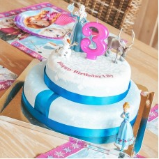 Frozen Elsa, Schwester Anna &amp; Olaf auf einer 2-stöckigen Eistorte
