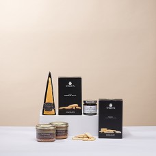 Geschenkkorb mit Pastete und Käse
