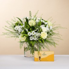 Einfacher weißer Blumenstrauß & Godiva-Pralinen
