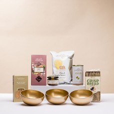 Pikante Snacks &amp; goldene Servierschalen