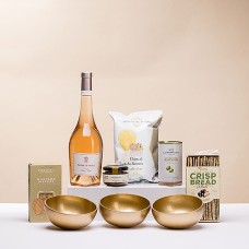 Apero-Zeit mit Roséwein und goldenen Schalen