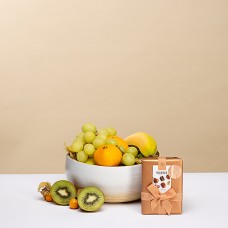 Bambusschale mit Früchten und Neuhaus-Schokolade