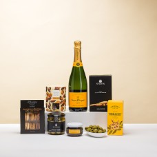 Veuve Clicquot mit süßen und herzhaften Snacks
