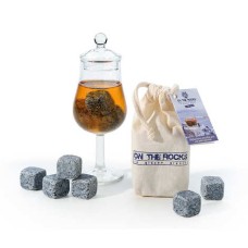Probierglas und blaue Granit-Whisky-Eiswürfel aus der Bretagne