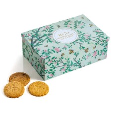 Sortiment an Sarthe-Shortbread-Keksen – Schachtel im Garten