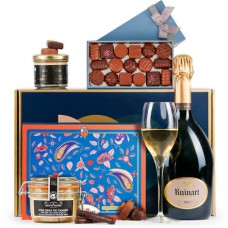 Geschenkbox mit Champagner und süßen Leckereien