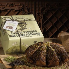 Pandoro-Herz mit Bronte-Pistaziencreme