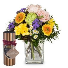 Blumenstrauß „Happy Moments“ mit Gottlieber Kakaomandeln und hängendem Geschenkanhänger „Happy Birthday“ (Mindestbestellmenge)