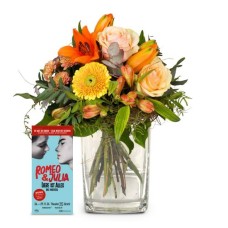 Blumenstrauß „Wunderbarer Tag mit Lily“ und ein Gutschein für das Musical „Romeo & Julia“ (Mindestpreis)