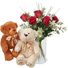 5 rote Rosen mit viel Grün und zwei Teddybären (Minimum)