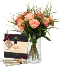 12 lachsfarbene Rosen mit Grün und Gottlieber Happen und hängendem Geschenkanhänger «Gute Besserung»