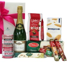 Paket mit Champagner und belgischen Süßigkeiten als Geschenk