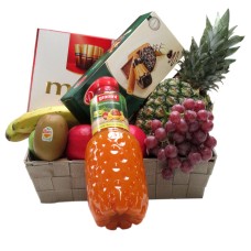 Obstkorb mit Fruchtsaftplätzchen und Schokolade