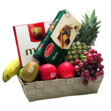 Obstkorb mit belgischen Keksen und Schokolade
