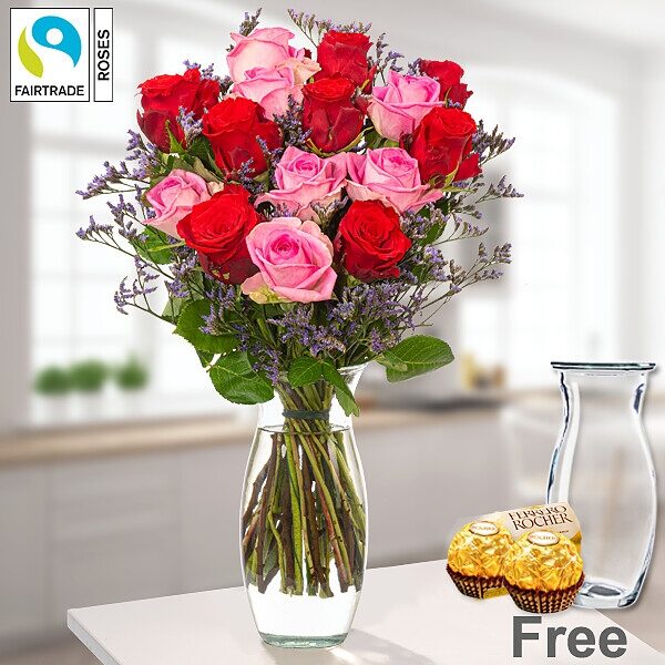 Bündel von 15 Fairtrade-Rosen mit Limonium mit Vase
