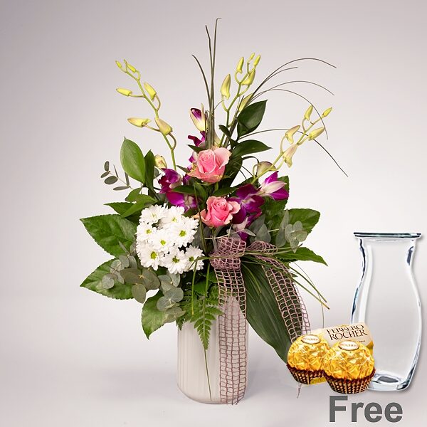 Strauß paradiesischer Schönheit mit Vase und 2 Ferrero Rocher