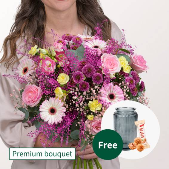 Premium-Blumenstrauß verträumt mit Premium-Vase und 3 Ferrero Giotto
