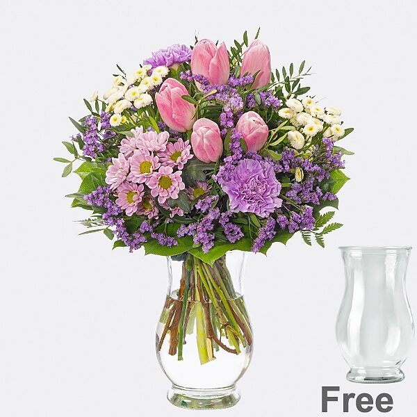 Blumenstrauß Fruhlingszeit Mit Vase Und Ferrero Raffaello