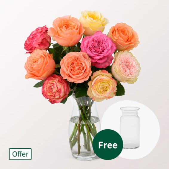 10 gefüllte, pastellfarbene Rosen im Strauß mit Vase