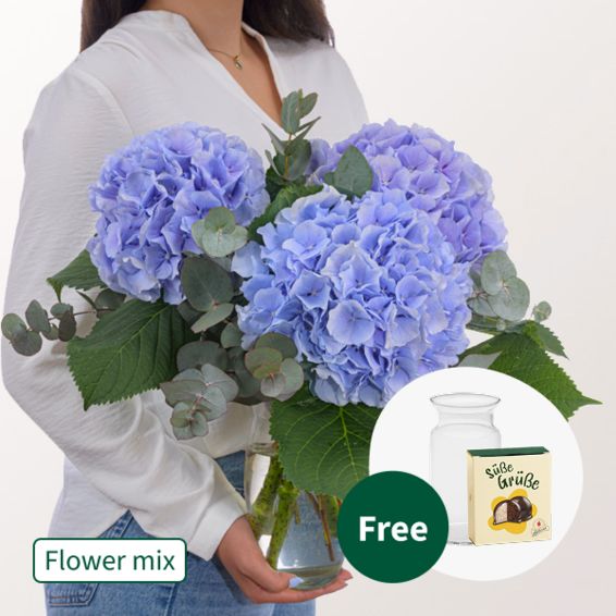 Blaue Hortensie mit Eukalyptus, Hallournenkugeln und Vase