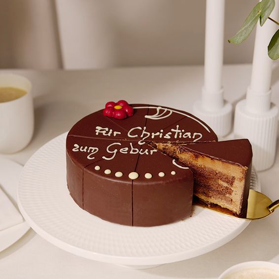 Wunderbarer Sachertorte mit individuellem Text