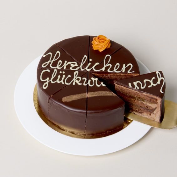 Sachertorte „Herzlichen Glückwunsch“.
