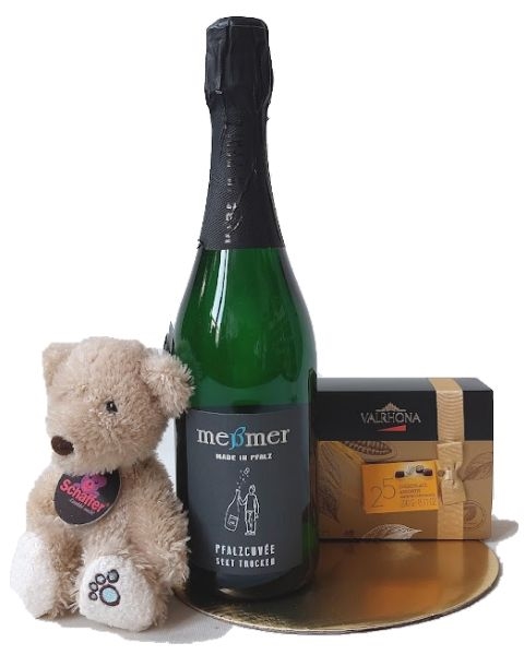 Sekt, Pralinen und ein Bär