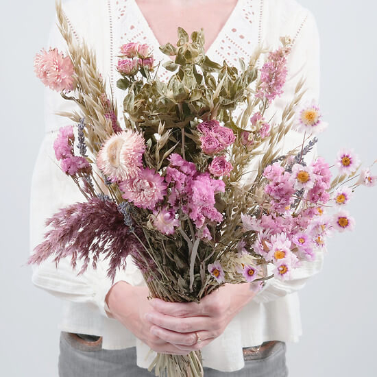 Getrocknete Blumen in Rosatönen