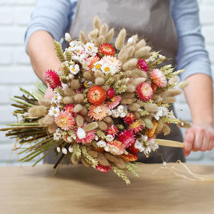 Bunter Trockenblumenstrauß