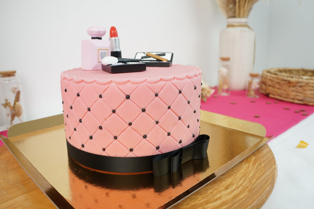 Deluxe Make-up-Torte mit schwarzem Band (Klein (18 cm (12 Portionen)))