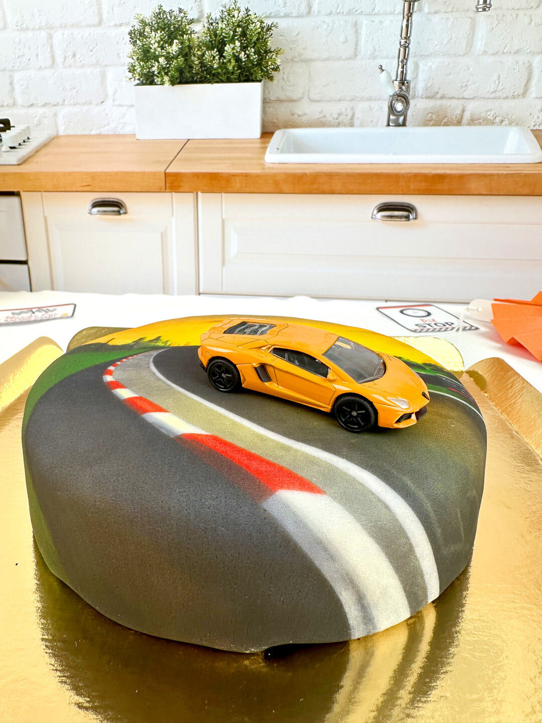 Spielzeugauto auf Torte - Lamborghini (Klein (18 cm (6 Portionen)))
