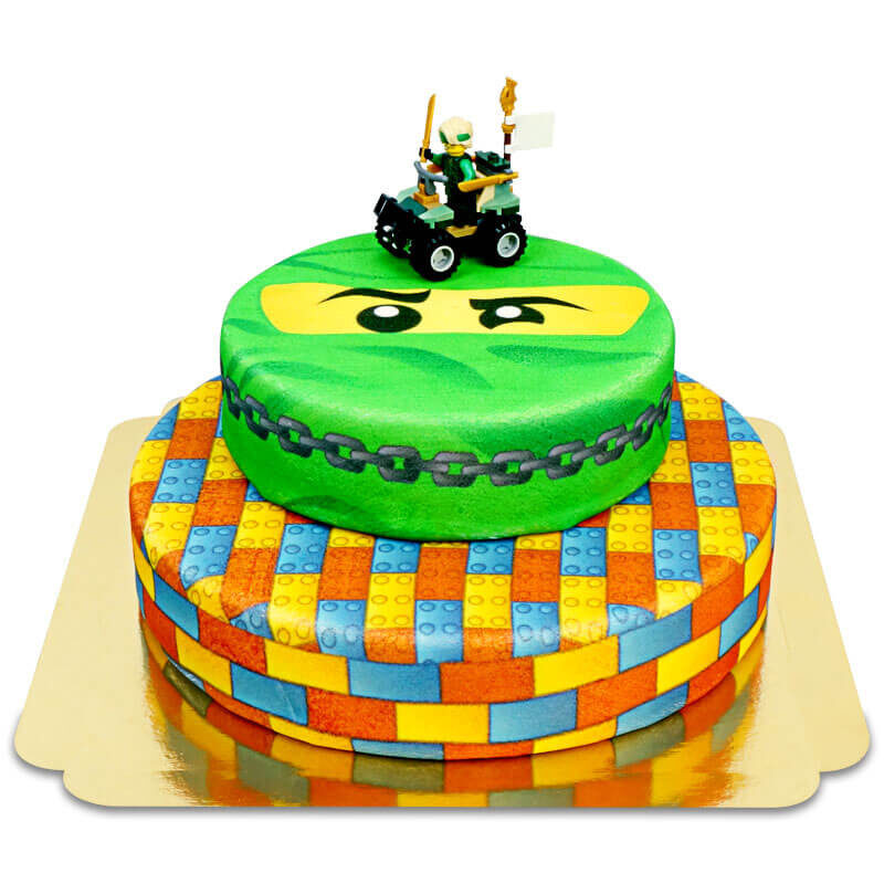 Ninjago Lloyd auf zweistöckigem Ninja-Kuchen