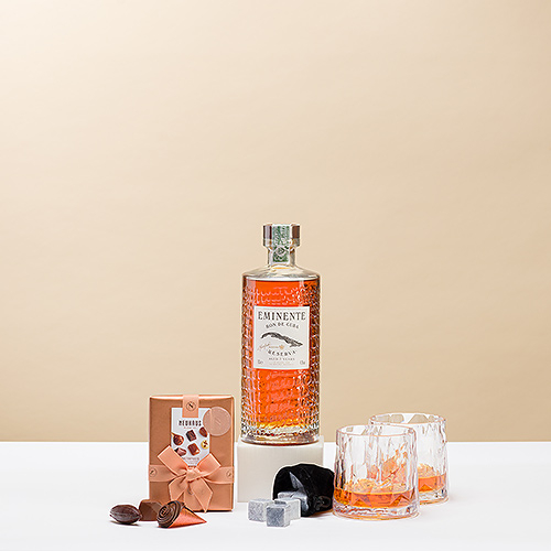 Eminente Rum mit Gläsern und Neuhaus Pralinen