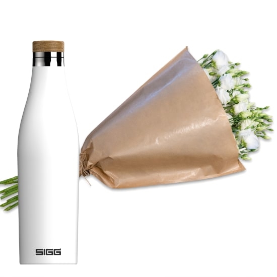 Bündel weißer Lisianthus mit SIGG Trinkflasche Meridian White 0,5L