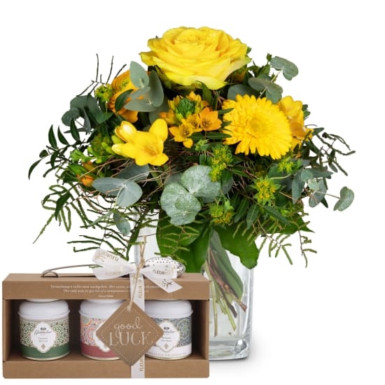 Blumenstrauß „Little Sunshine“ mit Gottlieber-Tee-Geschenkset und hängendem Geschenkanhänger „Viel Glück“ (Mindestbestellwert)