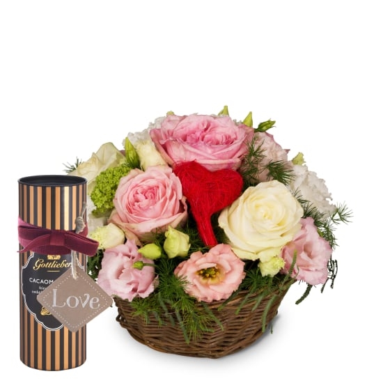 Blumenarrangement „Eine Botschaft voller Liebe“ mit Gottlieber Kakaomandeln und hängendem Geschenkanhänger „Liebe“ (Minimum)
