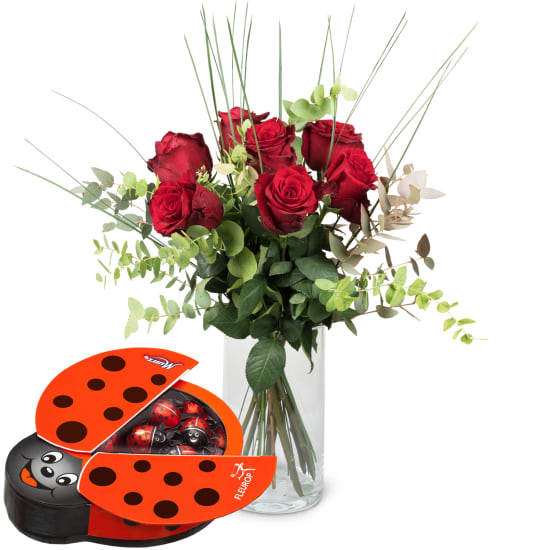 7 rote Rosen mit Grün und Schokoladen-Marienkäfer
