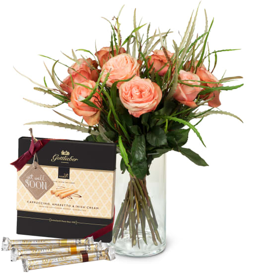 12 lachsfarbene Rosen mit Grün und Gottlieber Happen und hängendem Geschenkanhänger «Gute Besserung»